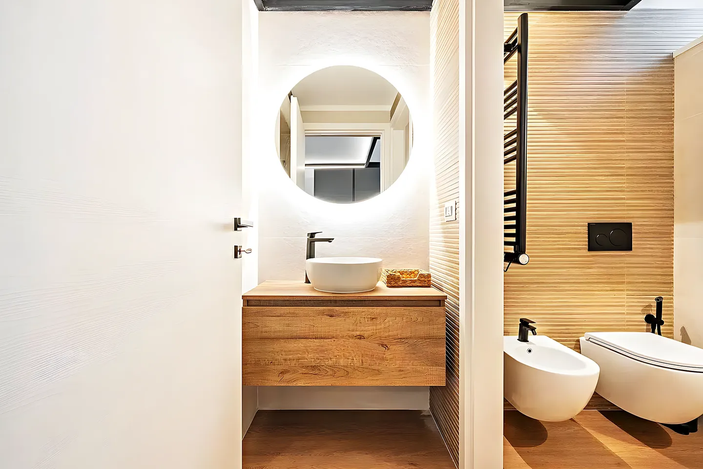 Baño reformado en Granollers con ducha de obra, alicatado blanco y mueble suspendido