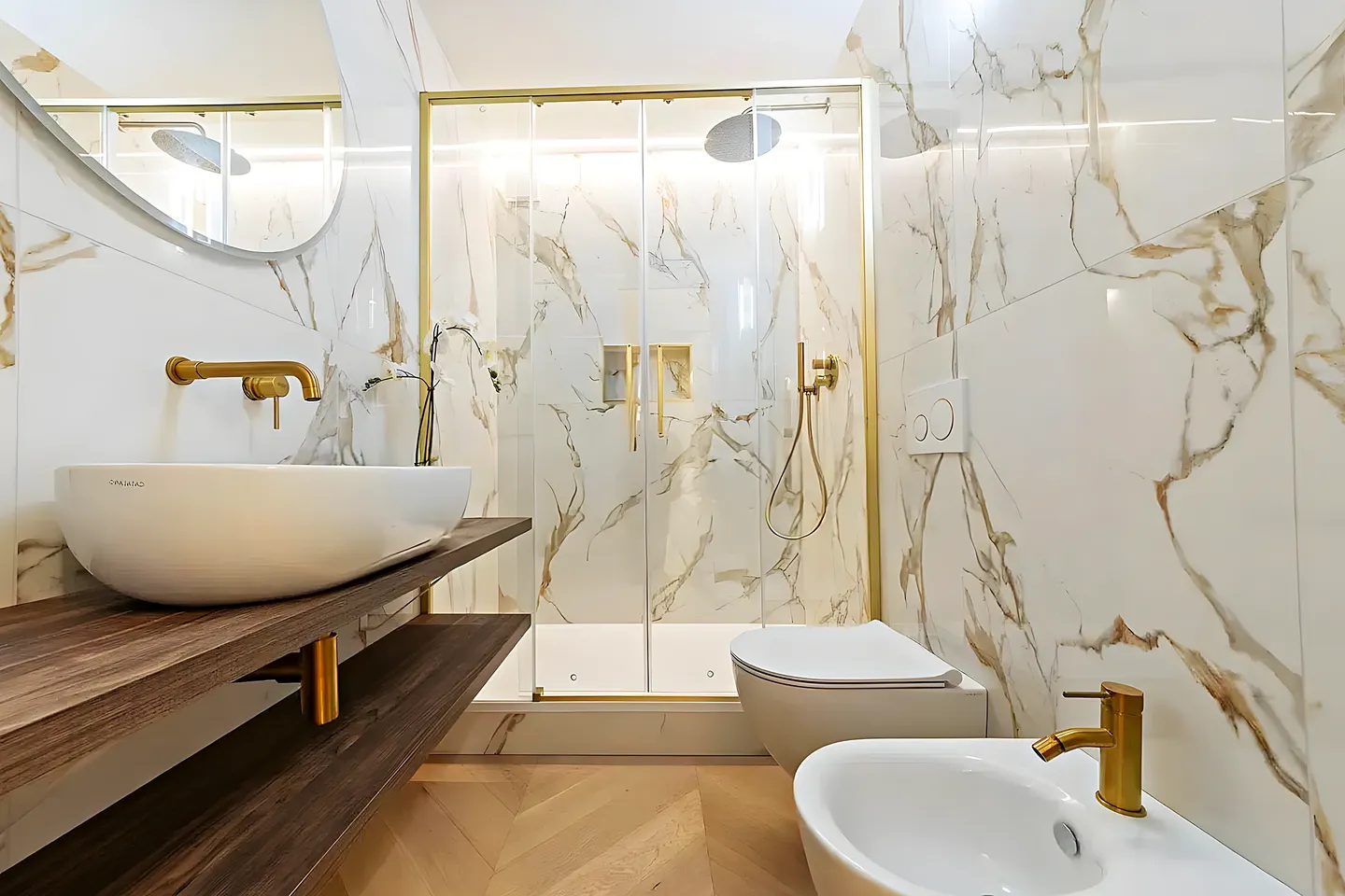 Baño premium con mármol calacatta y grifería dorada en Les Franqueses del Vallès
