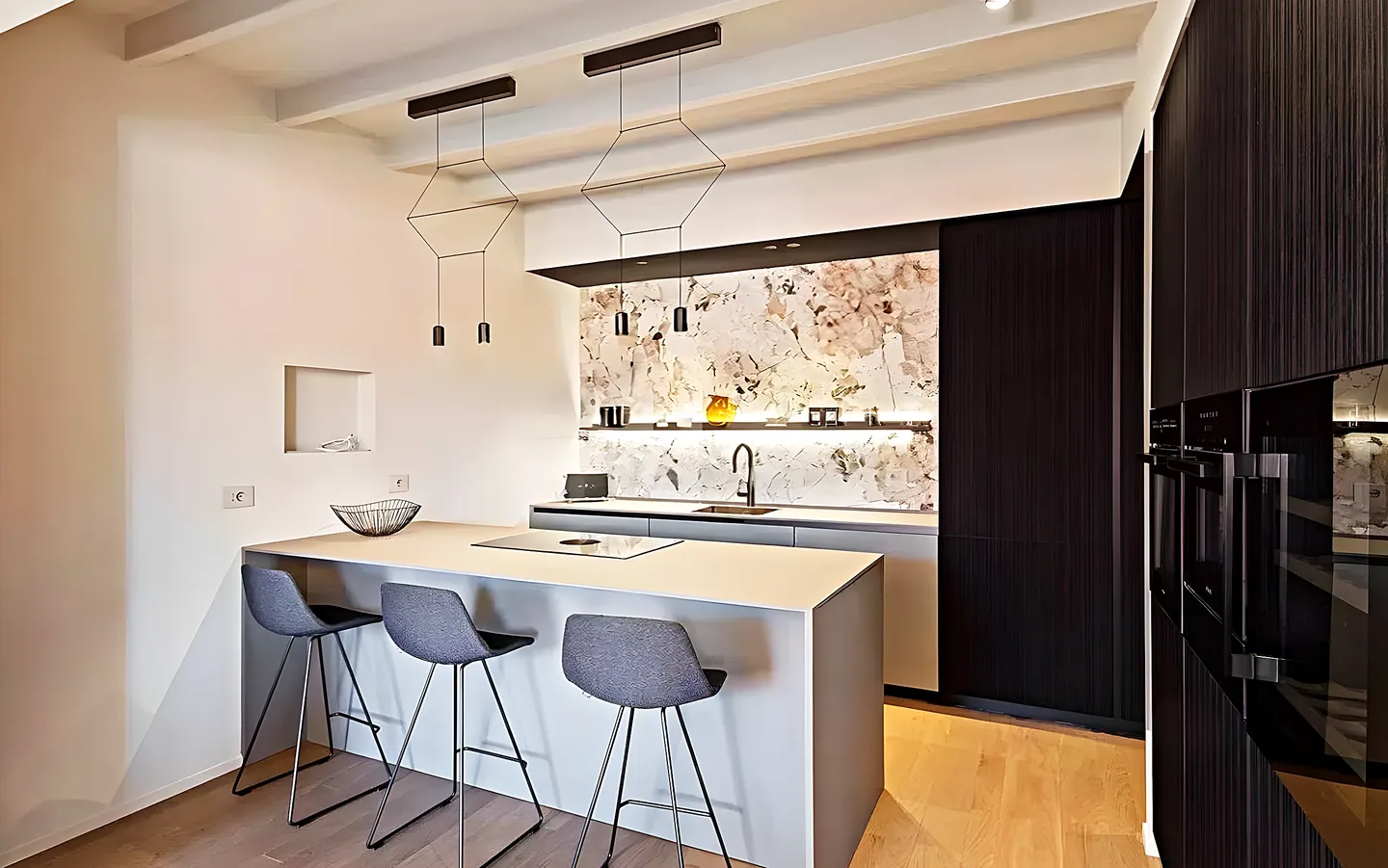 Cocina con isla de madera y mobiliario a medida tras una reforma de cocina en Granollers