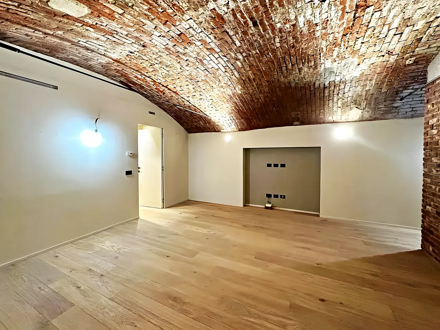Interior de un local reformado en Granollers, con iluminación y acabados listos para recibir clientes