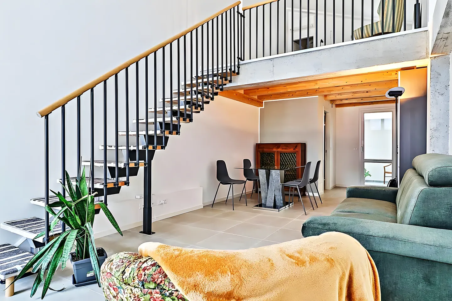 Salón de una casa unifamiliar reformada con escalera de diseño en La Roca del Vallès