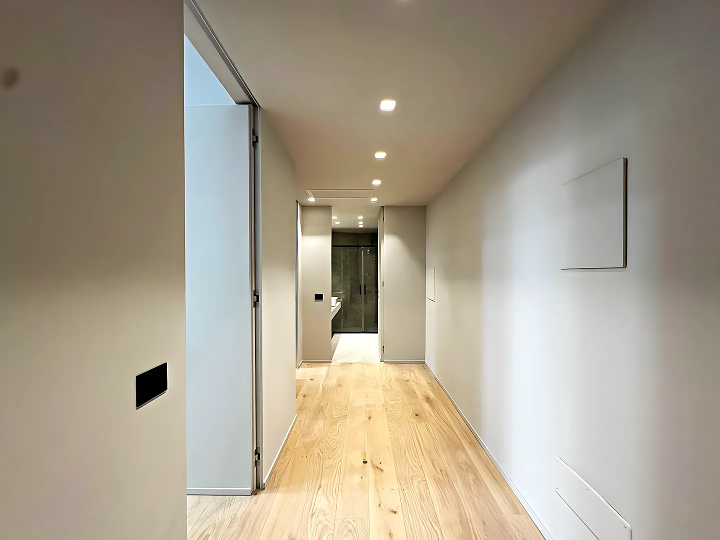 Salón con cocina abierta tras una reforma integral de piso en Granollers