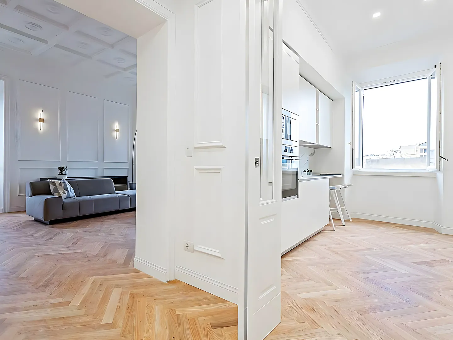 Salón luminoso de un piso reformado por completo, referencia de cuánto cuesta reformar un piso