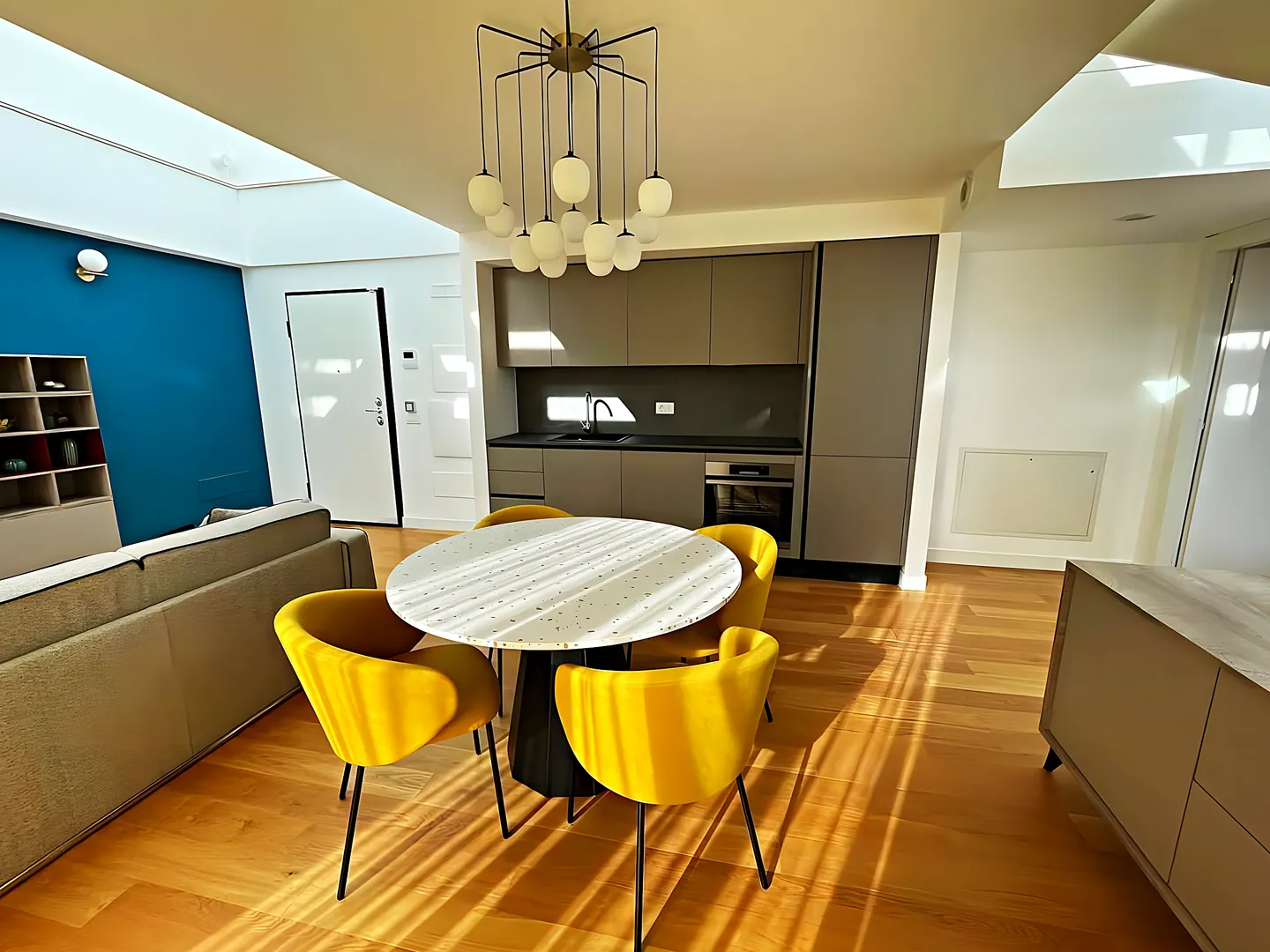 Salón con proyecto de interiorismo, mobiliario a medida y salida al jardín en Font Verda
