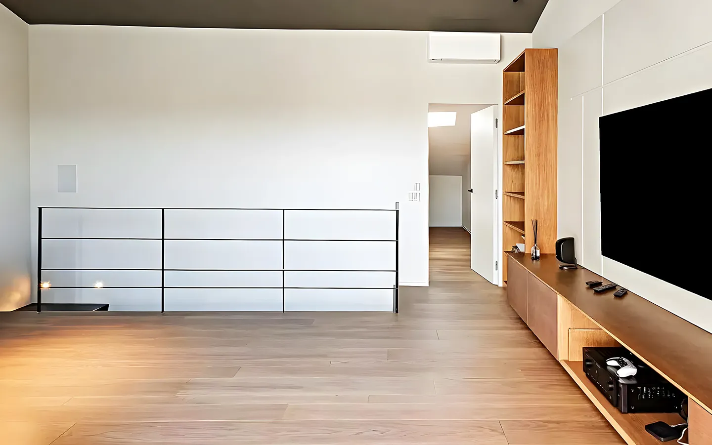 Mobiliario a medida y acabados de un proyecto de interiorismo en una casa de Vilanova del Vallès